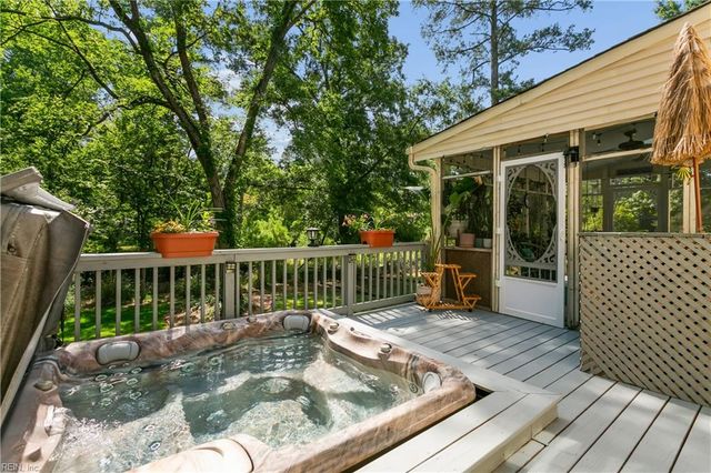 6 Kathy DR, Poquoson, VA 23662