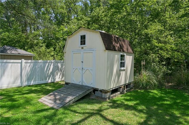 6 Kathy DR, Poquoson, VA 23662