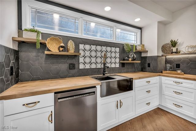 1423 Kenilworth Avenue, Cleveland, OH 44113