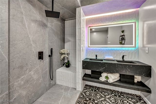 1423 Kenilworth Avenue, Cleveland, OH 44113