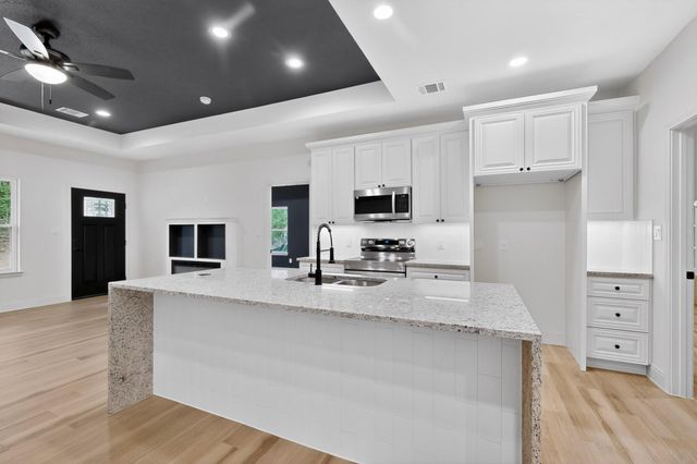190 Molokini DR, Bastrop, TX 78602