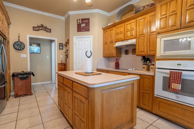 1701 W Lake Shore Drive, Alvarado, TX 76009
