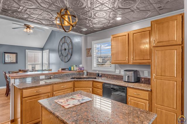 5608 SW 34th TER, Topeka, KS 66614