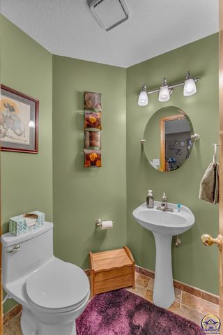 5608 SW 34th TER, Topeka, KS 66614