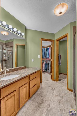 5608 SW 34th TER, Topeka, KS 66614