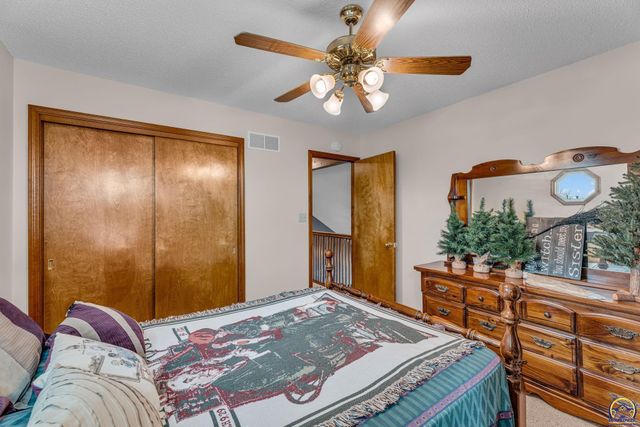 5608 SW 34th TER, Topeka, KS 66614