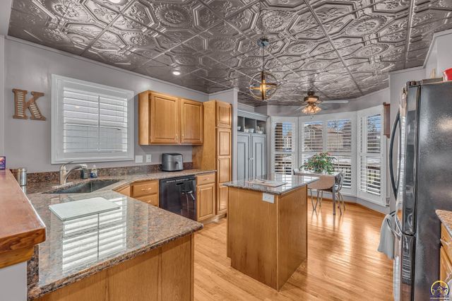 5608 SW 34th TER, Topeka, KS 66614