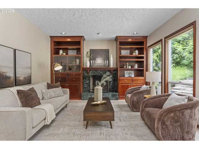 9004 Sw LANCELOT Ln, Portland, OR 97219