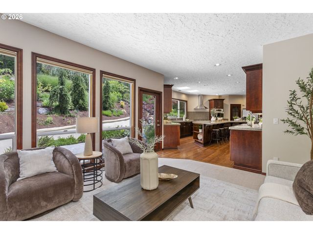 9004 Sw LANCELOT Ln, Portland, OR 97219