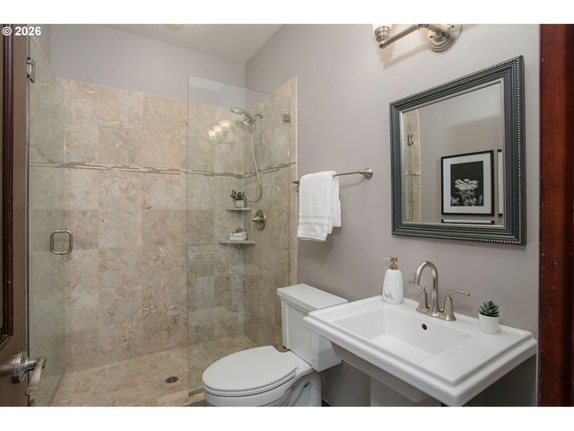 9004 Sw LANCELOT Ln, Portland, OR 97219