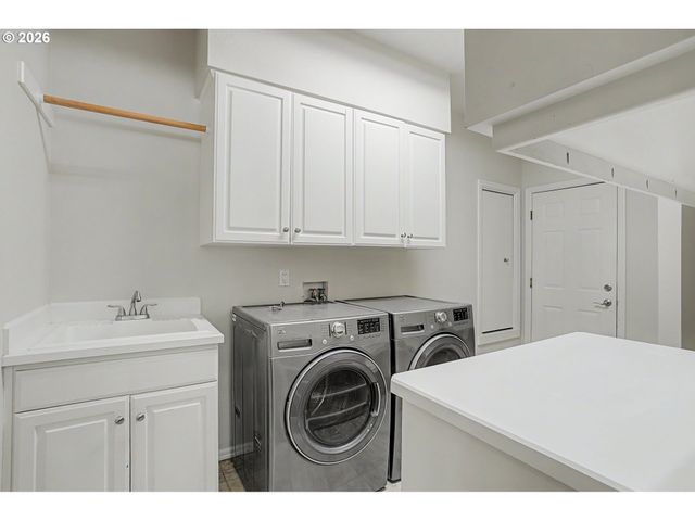 9004 Sw LANCELOT Ln, Portland, OR 97219