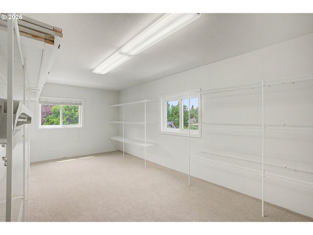 9004 Sw LANCELOT Ln, Portland, OR 97219