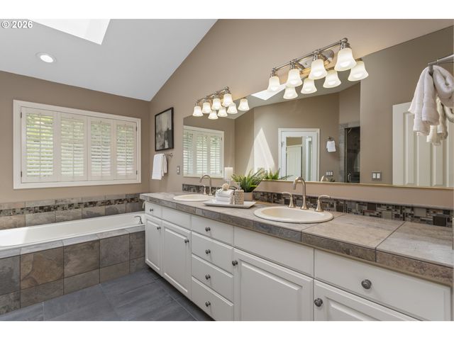 9004 Sw LANCELOT Ln, Portland, OR 97219