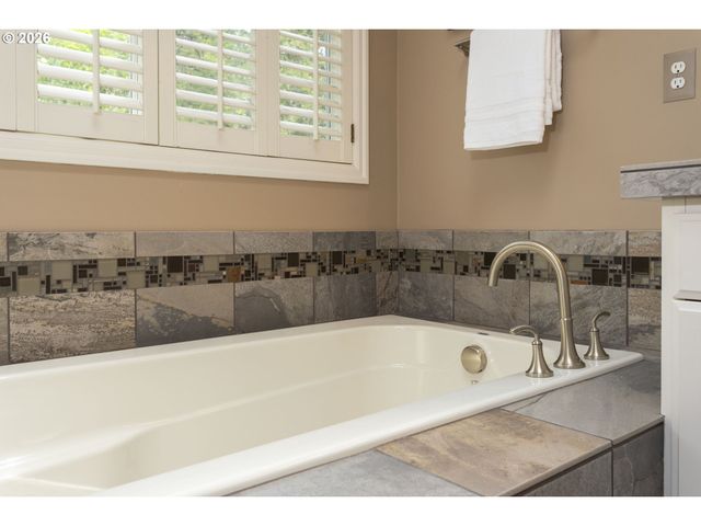 9004 Sw LANCELOT Ln, Portland, OR 97219