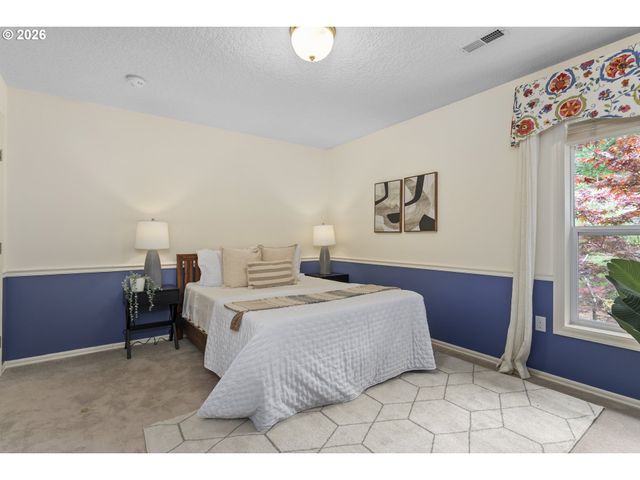 9004 Sw LANCELOT Ln, Portland, OR 97219