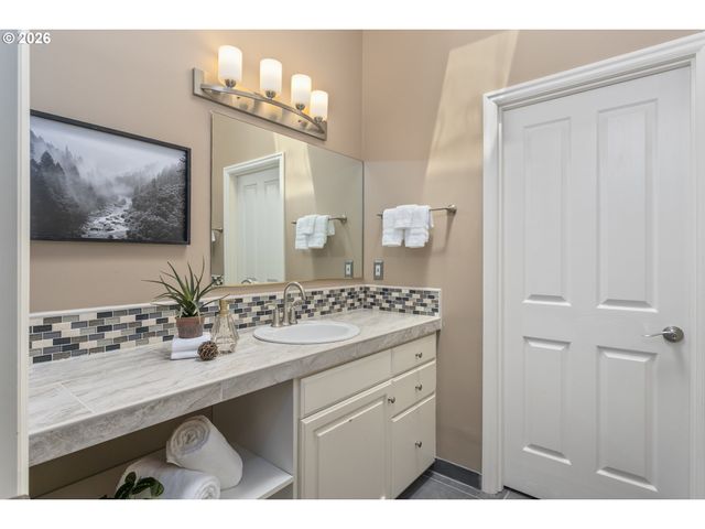 9004 Sw LANCELOT Ln, Portland, OR 97219