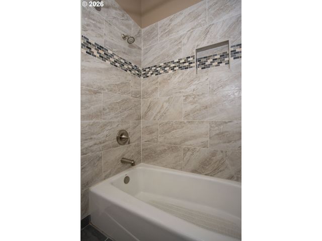 9004 Sw LANCELOT Ln, Portland, OR 97219