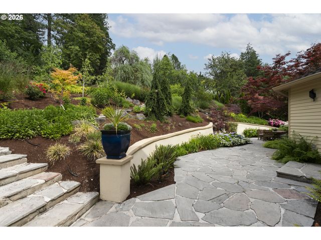 9004 Sw LANCELOT Ln, Portland, OR 97219