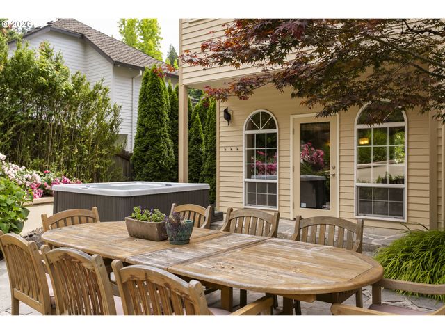 9004 Sw LANCELOT Ln, Portland, OR 97219