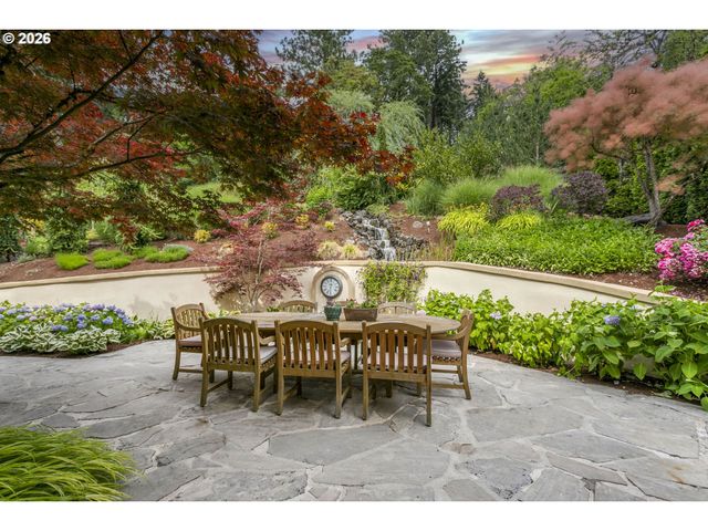 9004 Sw LANCELOT Ln, Portland, OR 97219