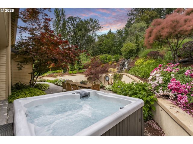 9004 Sw LANCELOT Ln, Portland, OR 97219
