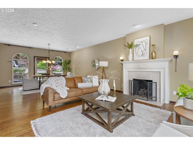 9004 Sw LANCELOT Ln, Portland, OR 97219