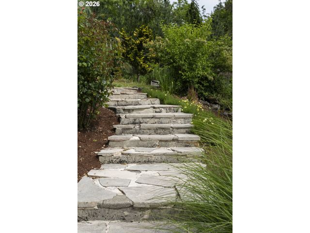 9004 Sw LANCELOT Ln, Portland, OR 97219