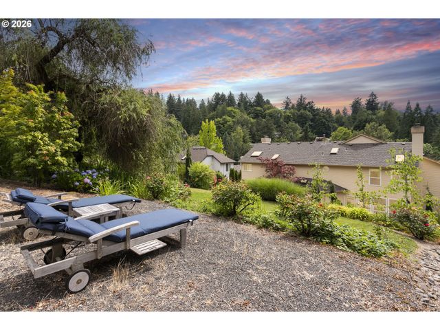 9004 Sw LANCELOT Ln, Portland, OR 97219