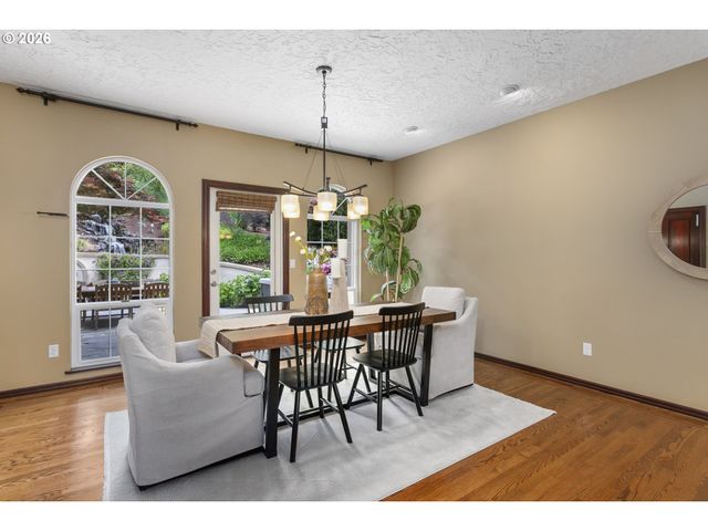 9004 Sw LANCELOT Ln, Portland, OR 97219