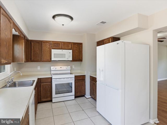 14219 HERITAGE CROSSING LN, Centreville, VA 20120