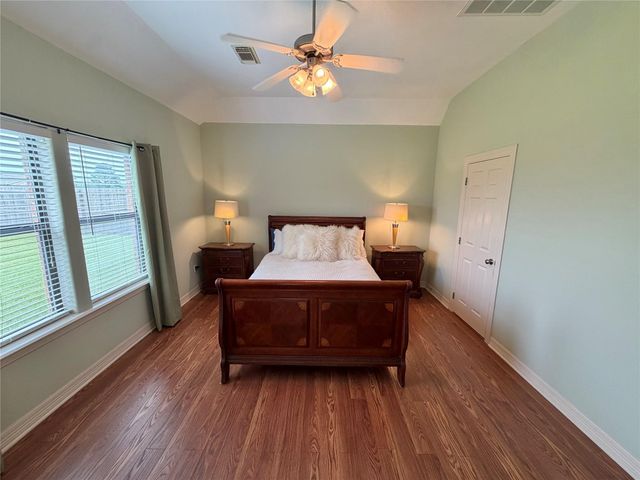 1448 S Bluebonnet Lane, Angleton, TX 77515