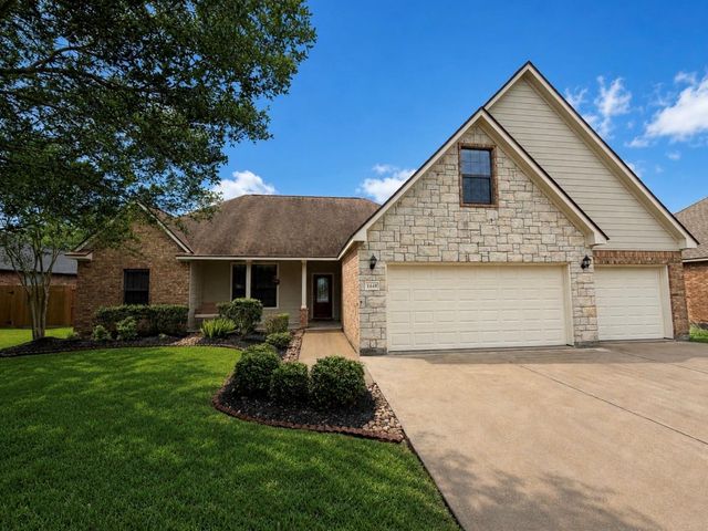 1448 S Bluebonnet Lane, Angleton, TX 77515