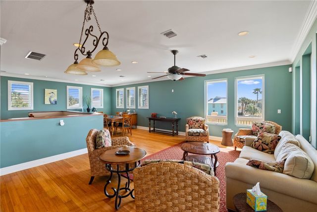 172 Front St, Rockport, TX 78382