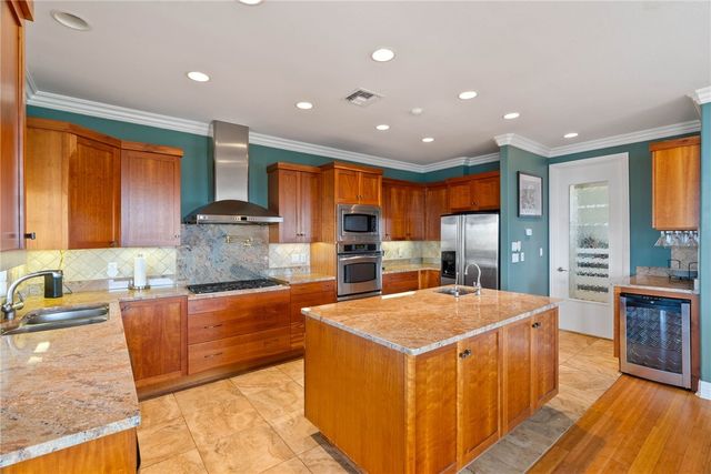 172 Front St, Rockport, TX 78382