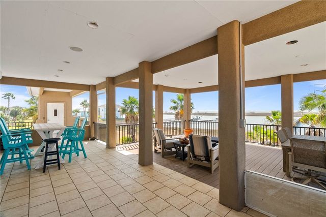 172 Front St, Rockport, TX 78382