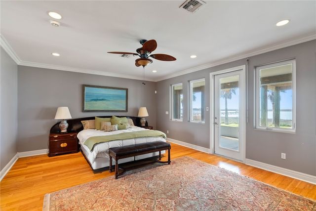 172 Front St, Rockport, TX 78382