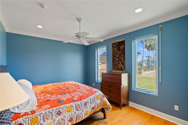 172 Front St, Rockport, TX 78382