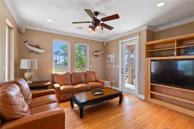 172 Front St, Rockport, TX 78382