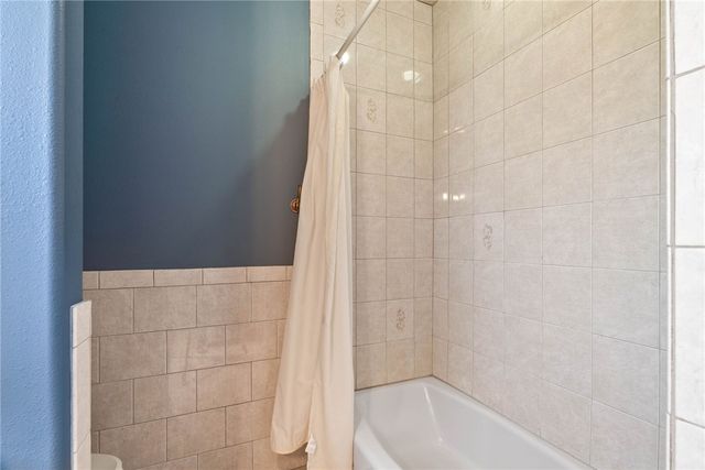 172 Front St, Rockport, TX 78382