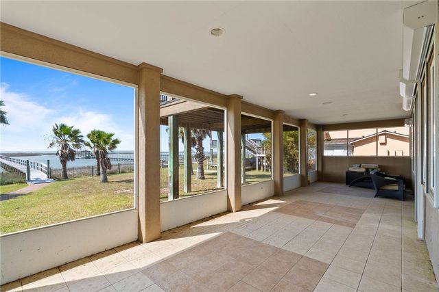 172 Front St, Rockport, TX 78382