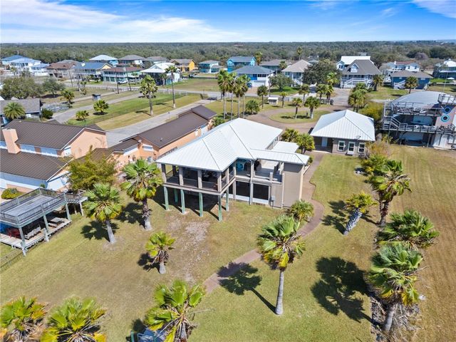 172 Front St, Rockport, TX 78382