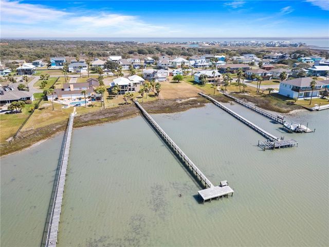 172 Front St, Rockport, TX 78382