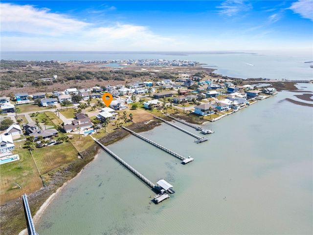 172 Front St, Rockport, TX 78382