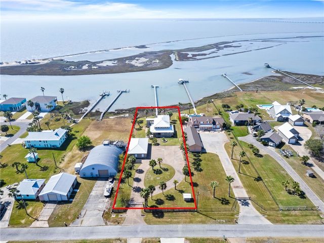 172 Front St, Rockport, TX 78382