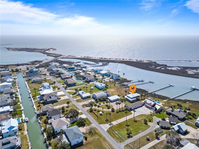 172 Front St, Rockport, TX 78382