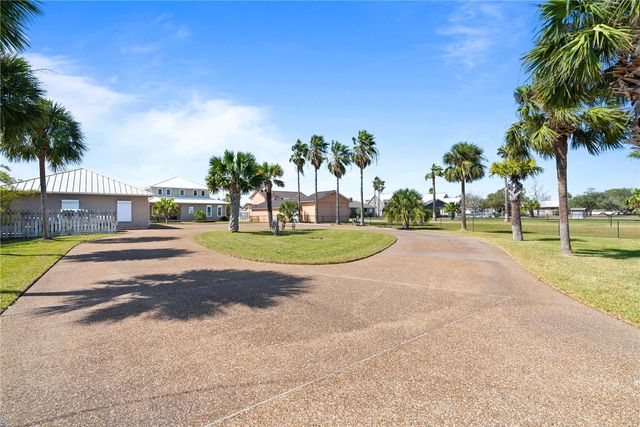 172 Front St, Rockport, TX 78382