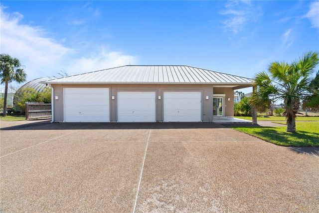 172 Front St, Rockport, TX 78382