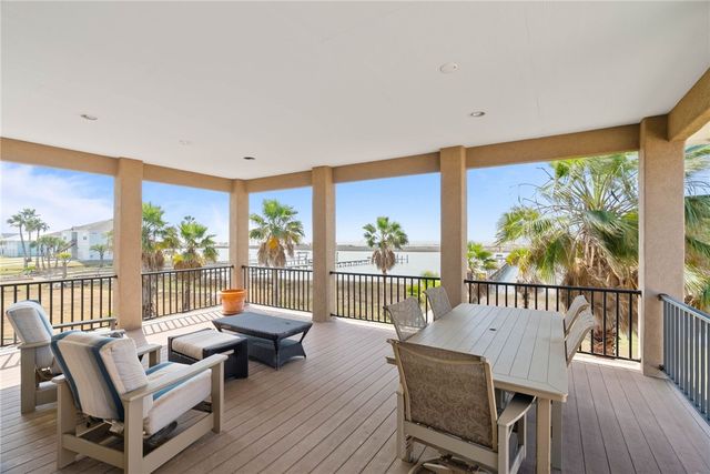 172 Front St, Rockport, TX 78382