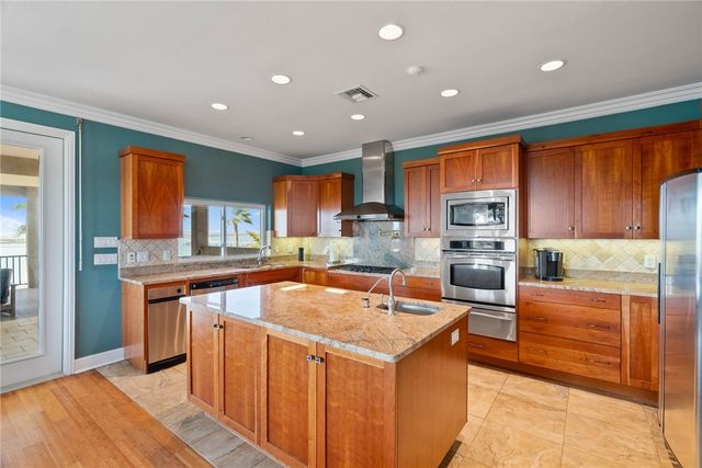 172 Front St, Rockport, TX 78382