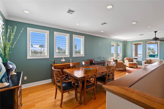 172 Front St, Rockport, TX 78382